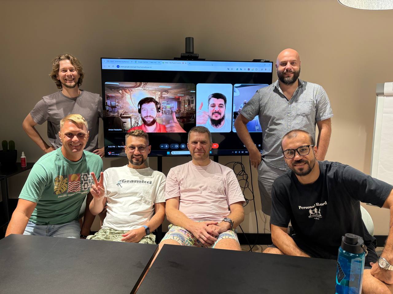 Участники Pet Project Club за столом во время встречи